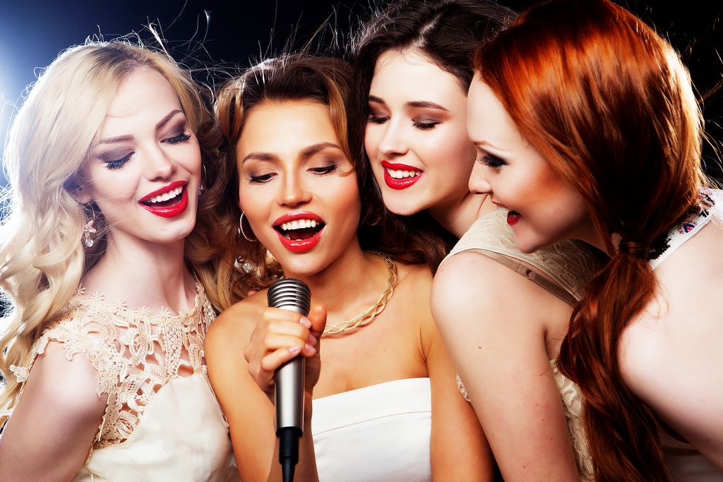Каждую среду - Женский день - девушки поют бесплатно!